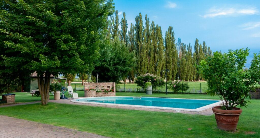 Havuzlu villa bahçesi